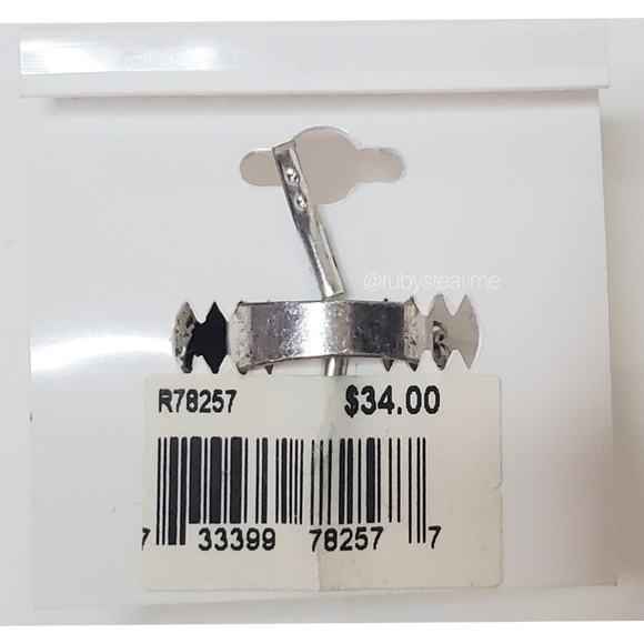 ✨️SALE✨️ 2 for $13✨️ BCBG Crystal / Metal Floral Cocktail Ring, Holiday, NWT - Picture 9 of 10